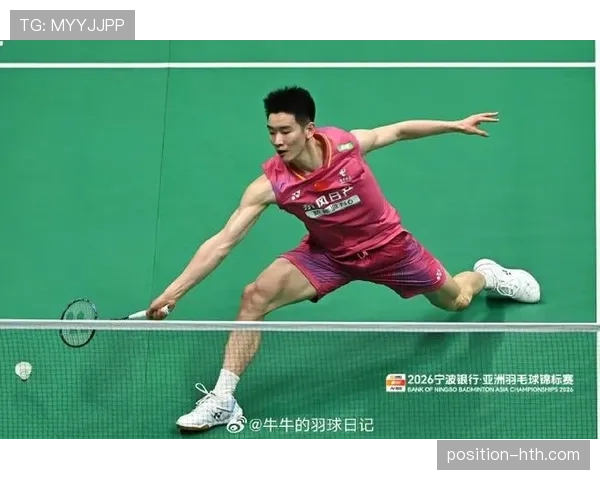 李诗沣训练完直接瘫在场边啃蛋白棒，这自律我真学不来